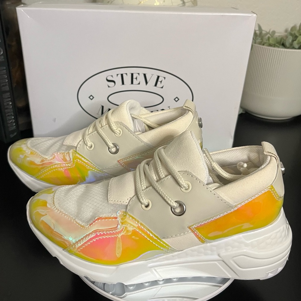 NWT STEVE MADDEN Women’s Cliff Iridescent Shoes Size 7.5